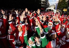 Unas 2.000 personas participaron en Oviedo en una de las carreras de Papá Noel.