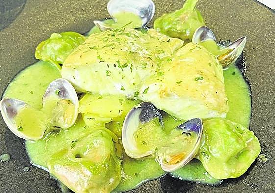 Lomo de merluza de pincho en salsa verde con almejas y ravioli de espinacas.