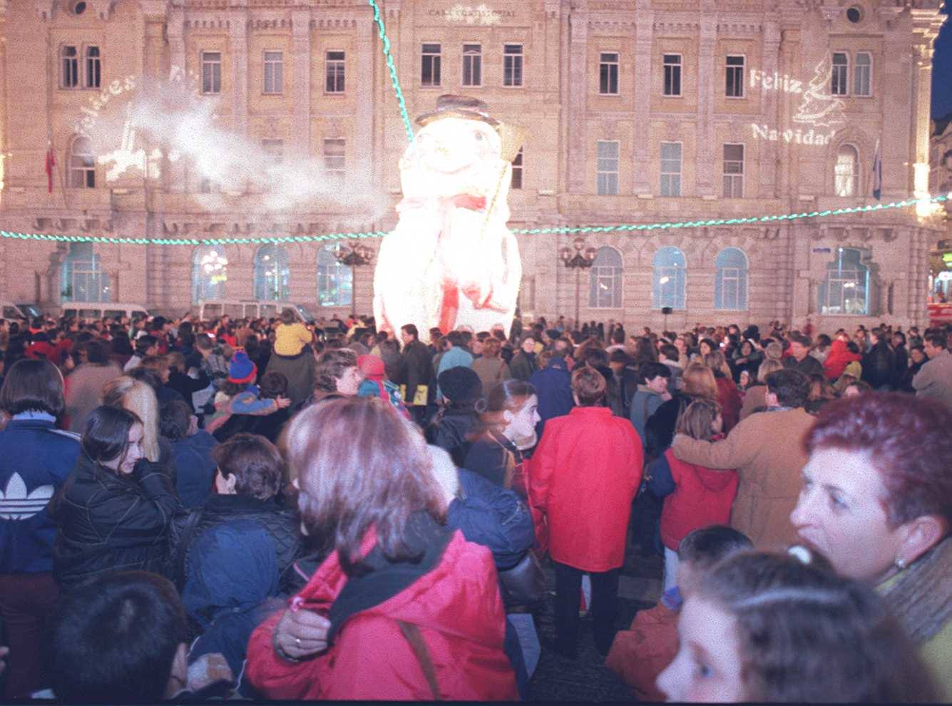 Inauguración del alumbrado navideño de Santander, en la Plaza del Ayuntamiento, hace 25 años.