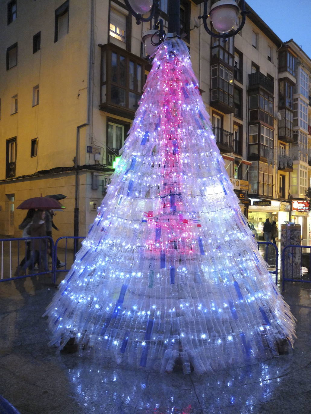 Árbol ecológico realizado por el artista Rubén García con botellas de plástico en la calle Burgos .