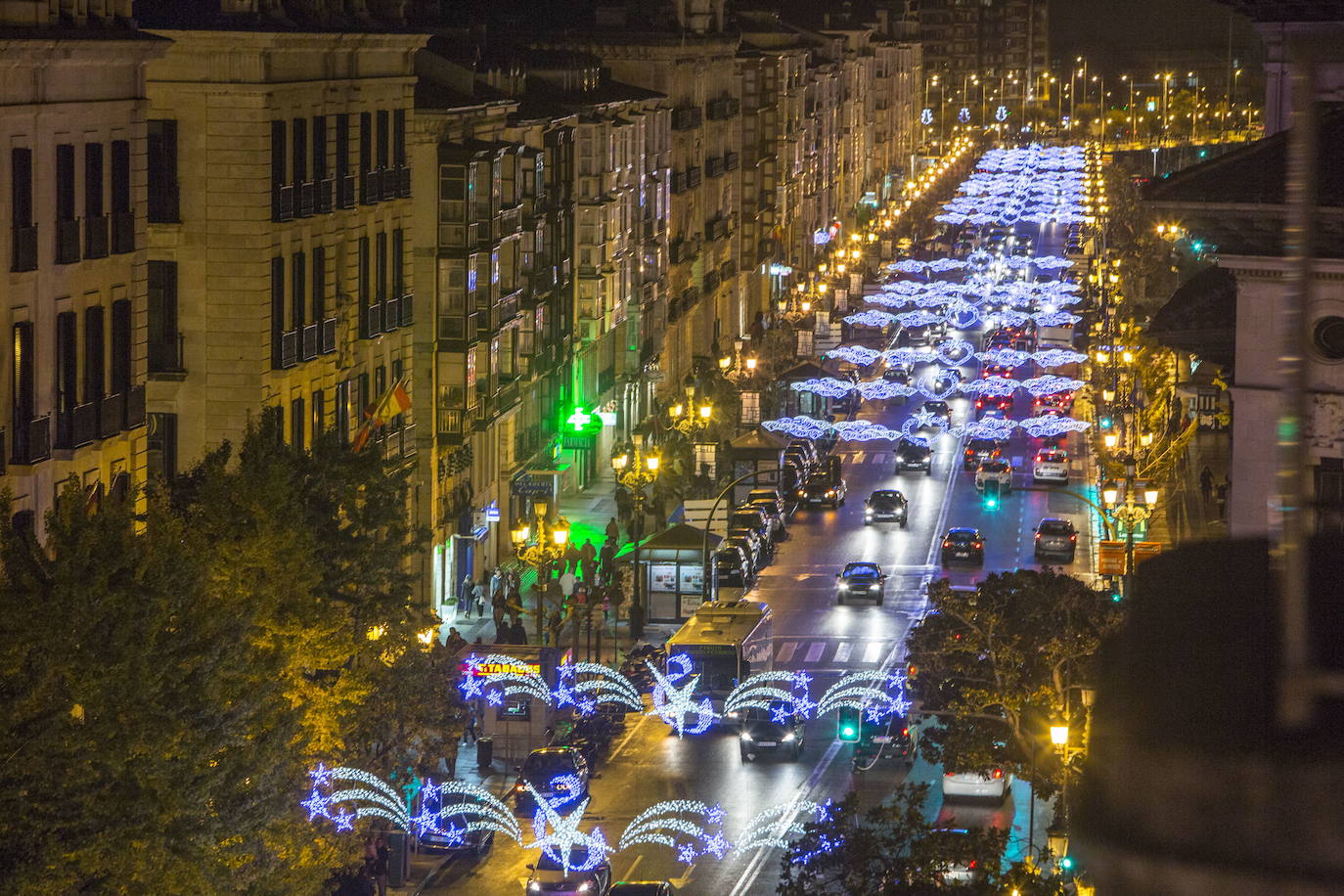 Vista general de luces en Calvo Sotelo y Paseo Pereda.