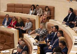 Diputados de distintos partidos, tras la bancada del Gobierno, durante un pleno del Parlamento.