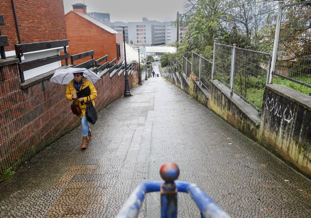 La calle Mimosa, donde se colocarán las escaleras y rampas mecánicas entre Valdecilla y Cardenal Herrera Oria.