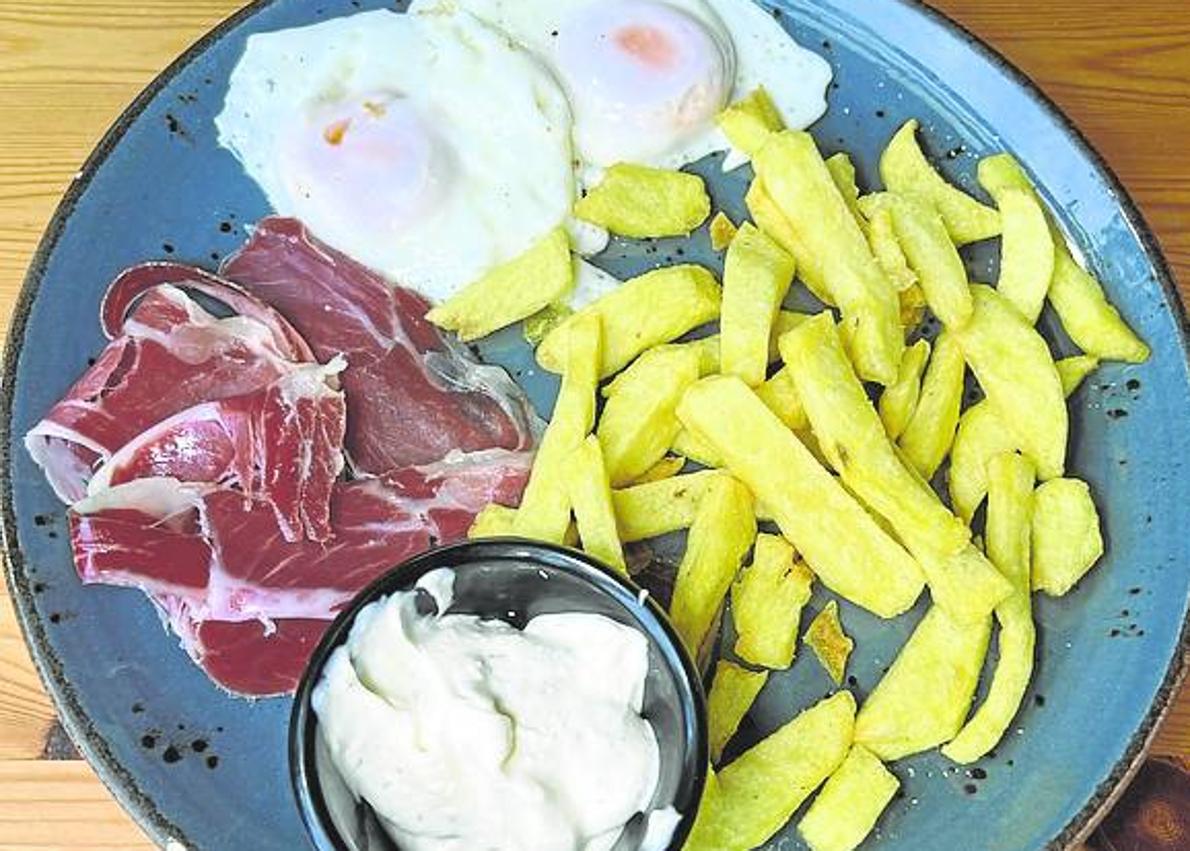 Imagen secundaria 1 - Huevos fritos con patatas y paleta ibérica. A la derecha, lacón a la gallega. 