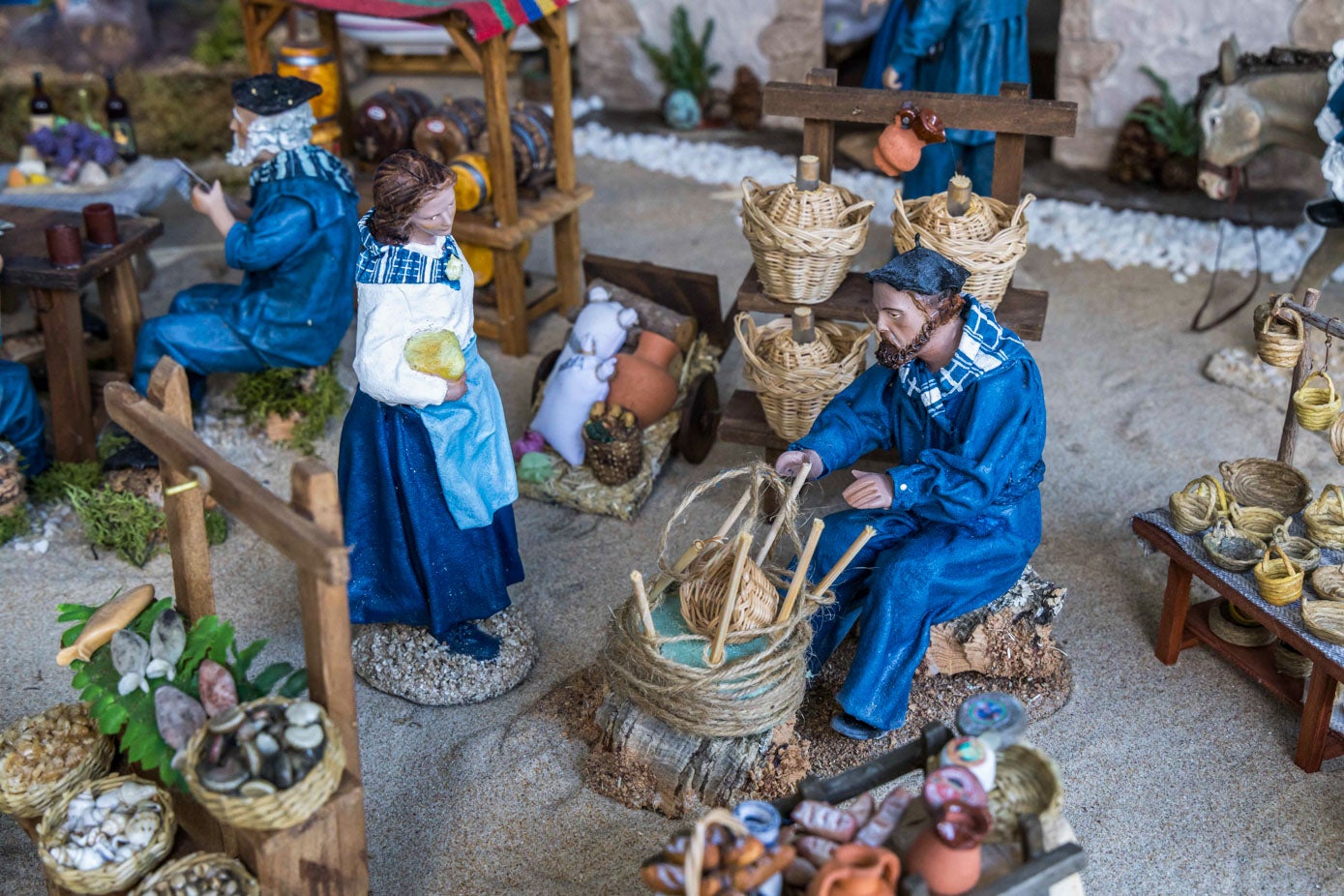 Detalles de los puestos de pescado o del artesano que hace cestos. 