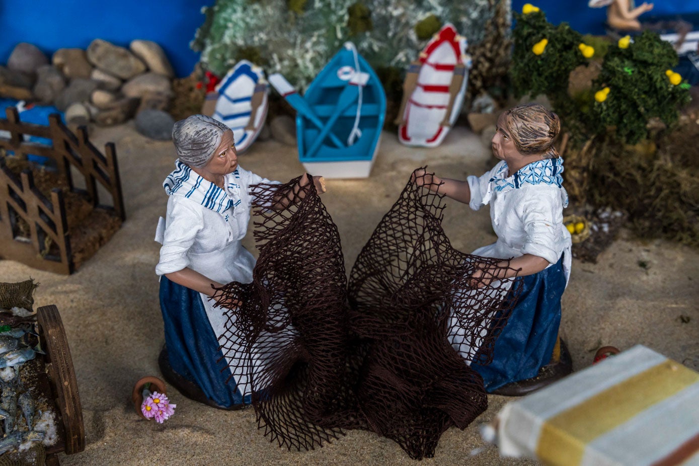 Las rederas preparan las artes para la mar. 