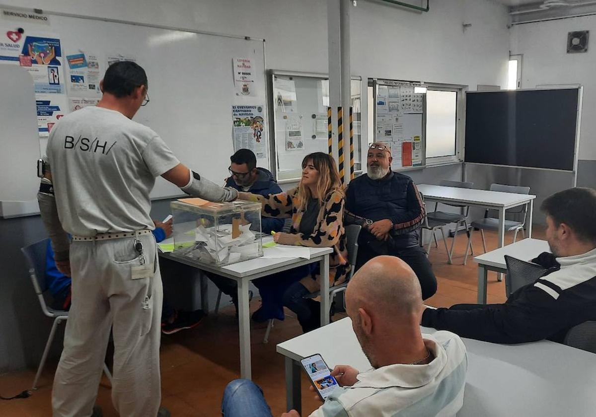 Trabajadores de BSH durante las votaciones en la fábrica de Santander.