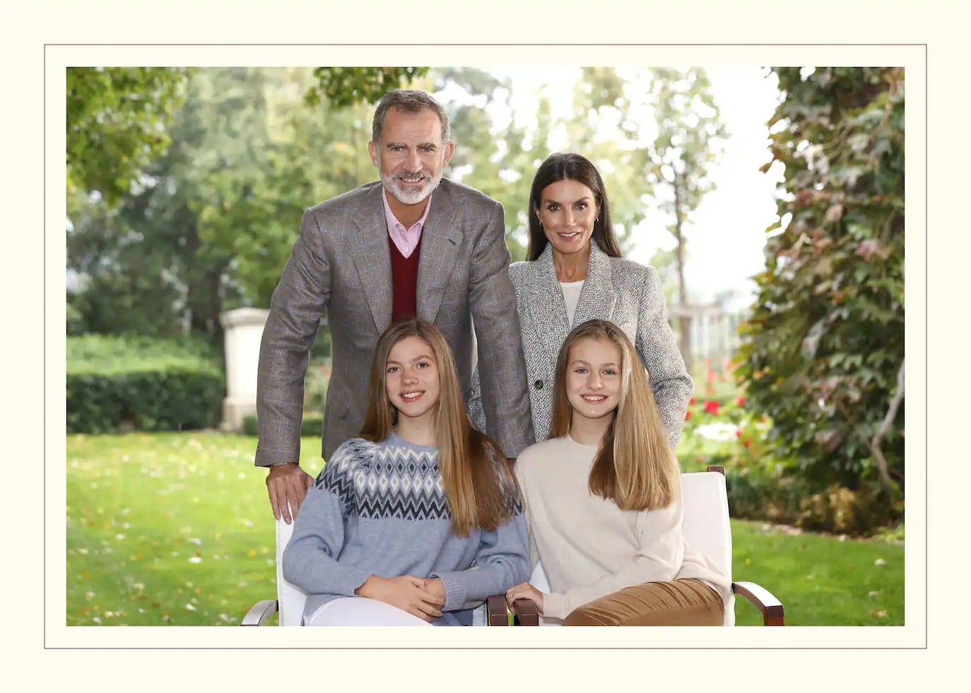 Los Reyes y sus hijas posaron en el Palacio de la Zarzuela en una imagen inédita en la que los cuatro aparecen muy sonrientes y con looks invernales. Esta foto se tomó tras la vuelta de Leonor del internado de Gales en el que cursaba sus estudios.