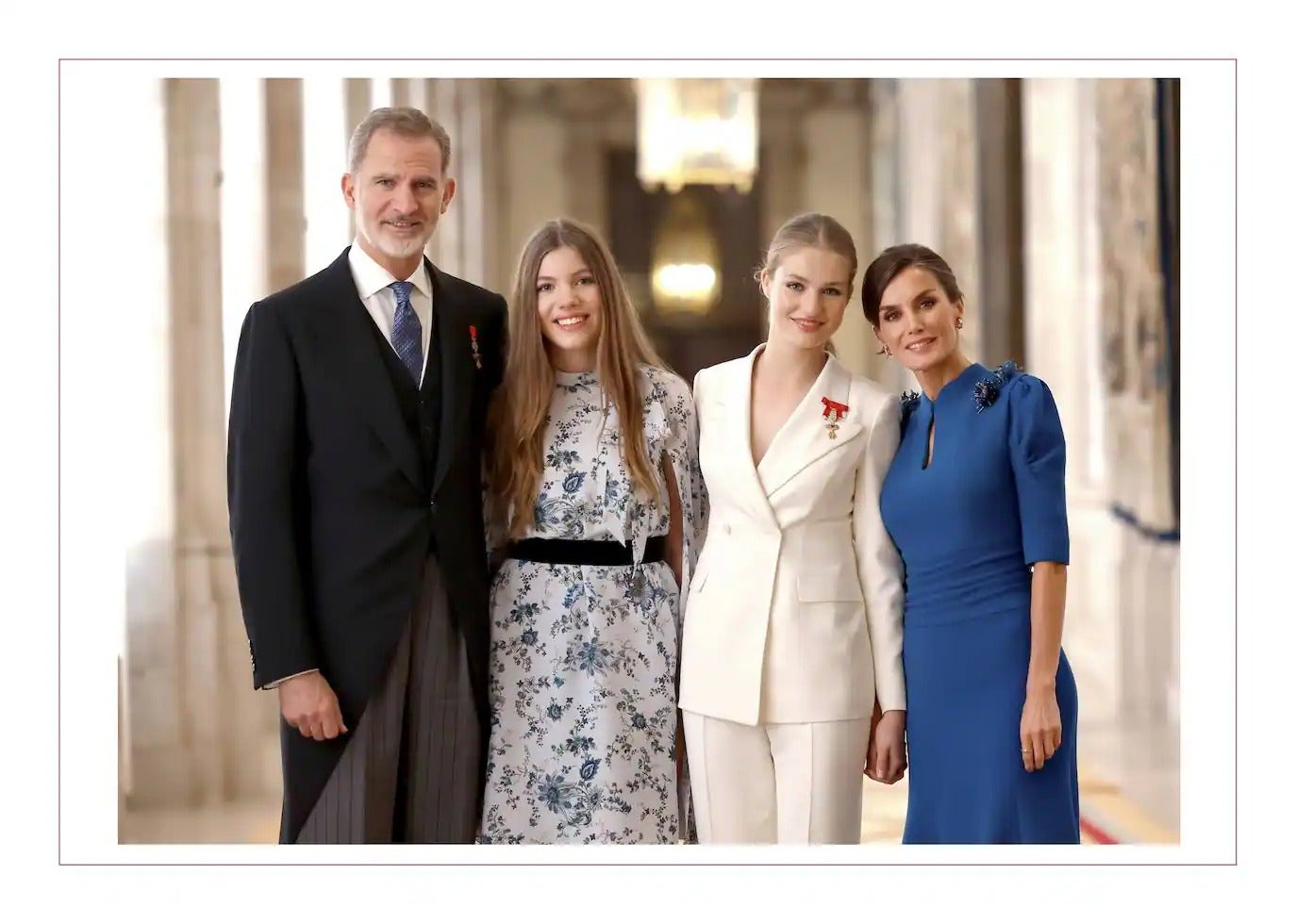 Para estas fiestas de 2023, la Familia Real eligió una estampa de su álbum privado. La fotografía se realizó el 31 de octubre, un día para la historia de la monarquía española. En ella aparecen sonrientes los reyes Felipe y Letizia y sus hijas, la princesa Leonor y la infanta Sofía. Los cuatro miembros de la Familia Real fueron inmortalizados en una de las dependencias del Palacio Real, poco después de que la heredera de la Corona jurara la Constitución ante las Cortes tras alcanzar la mayoría de edad. Aparecen relajados, y eso que aún tenían por delante un besamanos con representantes de todos los estamentos de la sociedad y que tanto el Rey como la princesa de Asturias aún no habían pronunciado sus discursos. Pero el acto central, la jura de la Carta Magna, ya se había realizado, y Leonor ya se había dado un gran baño de masas.