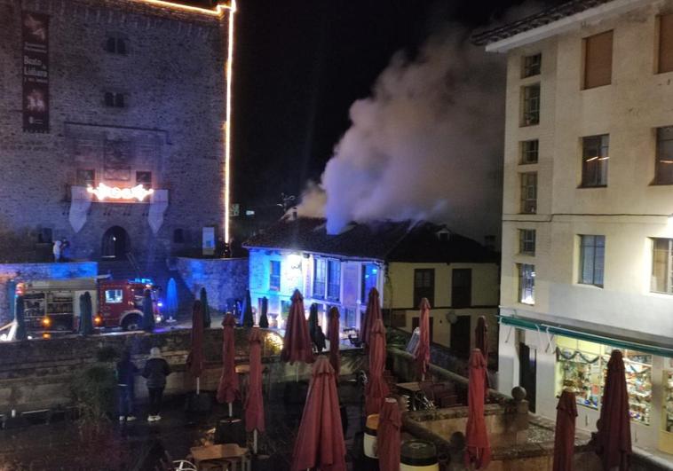 El restaurante incendiado se ubica en pleno centro, junto a la Torre del Infantado.