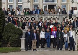 Muchos de los 76 profesionales de Atención Primaria jubilados este año, en el acto de despedida oficial celebrado ayer en el palacio de La Magdalena.