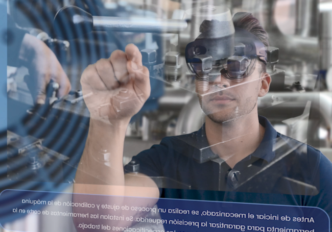 Un trabajador interactúa con el asistente inteligente Uktena con gafas de realidad mixta.