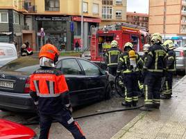 Una dotación de bomberos de Santander sofocó el incendio.