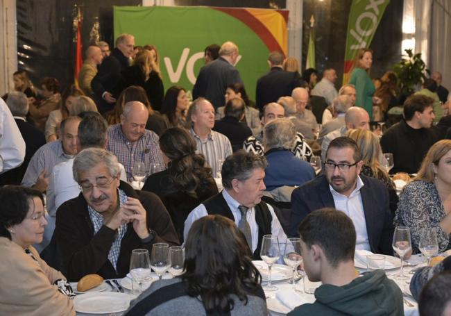 Militantes y simpatizantes de Vox, durante la cena navideña.