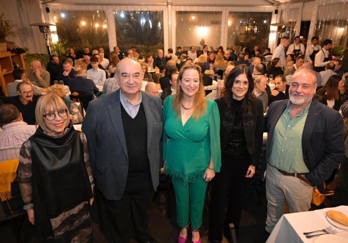 Natividad Pérez, Emilio del Valle, Leticia Díaz, Laura Velasco y Roberto García Corona, antes de la cena.