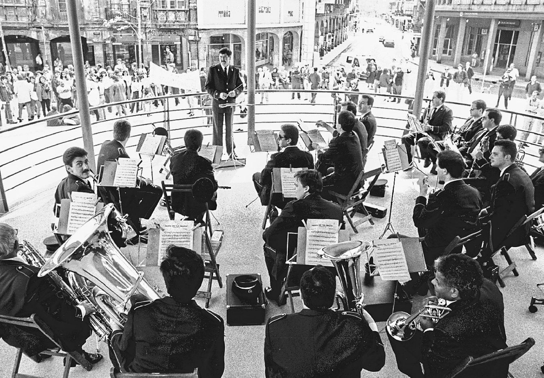 La formación local toca en la Plaza Mayor, en 1999.