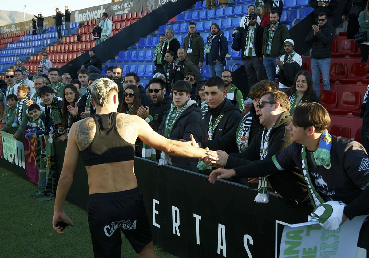 Sensación agridulce.Arana saluda a los racinguistas al final del partido.