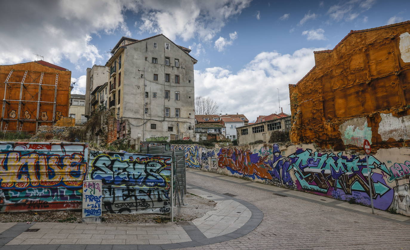 El Cabildo de Arriba lleva más de 15 años degradándose sin que ningún plan de rehabilitación funcione.