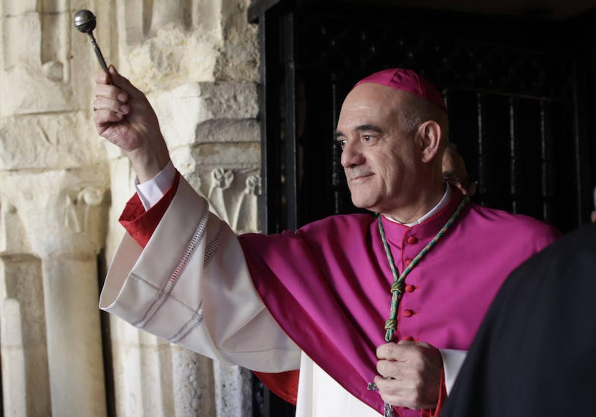 Arturo Ros, bendiciendo a los fieles tras la ceremonia