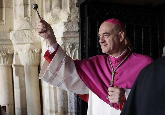 Arturo Ros, bendiciendo a los fieles tras la ceremonia