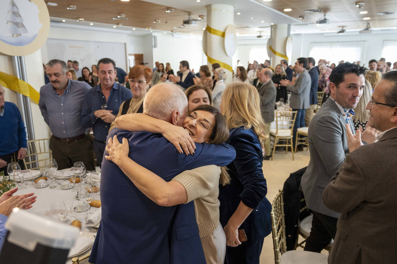 La presidenta pasó una por una por todas las mesas. En la imagen, se abraza con el exsenador Alberto Terán.