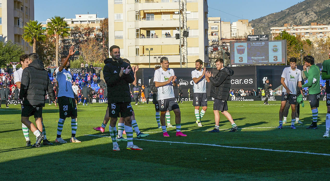 Los jugadores del Racing, tras el encuentro, saludan a la afición racinguista. 