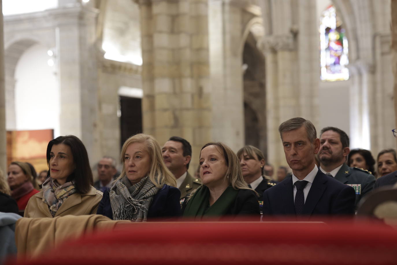 Numerosas autoridades han ocupado los primeros bancos de la catedral durante el acto religioso. 