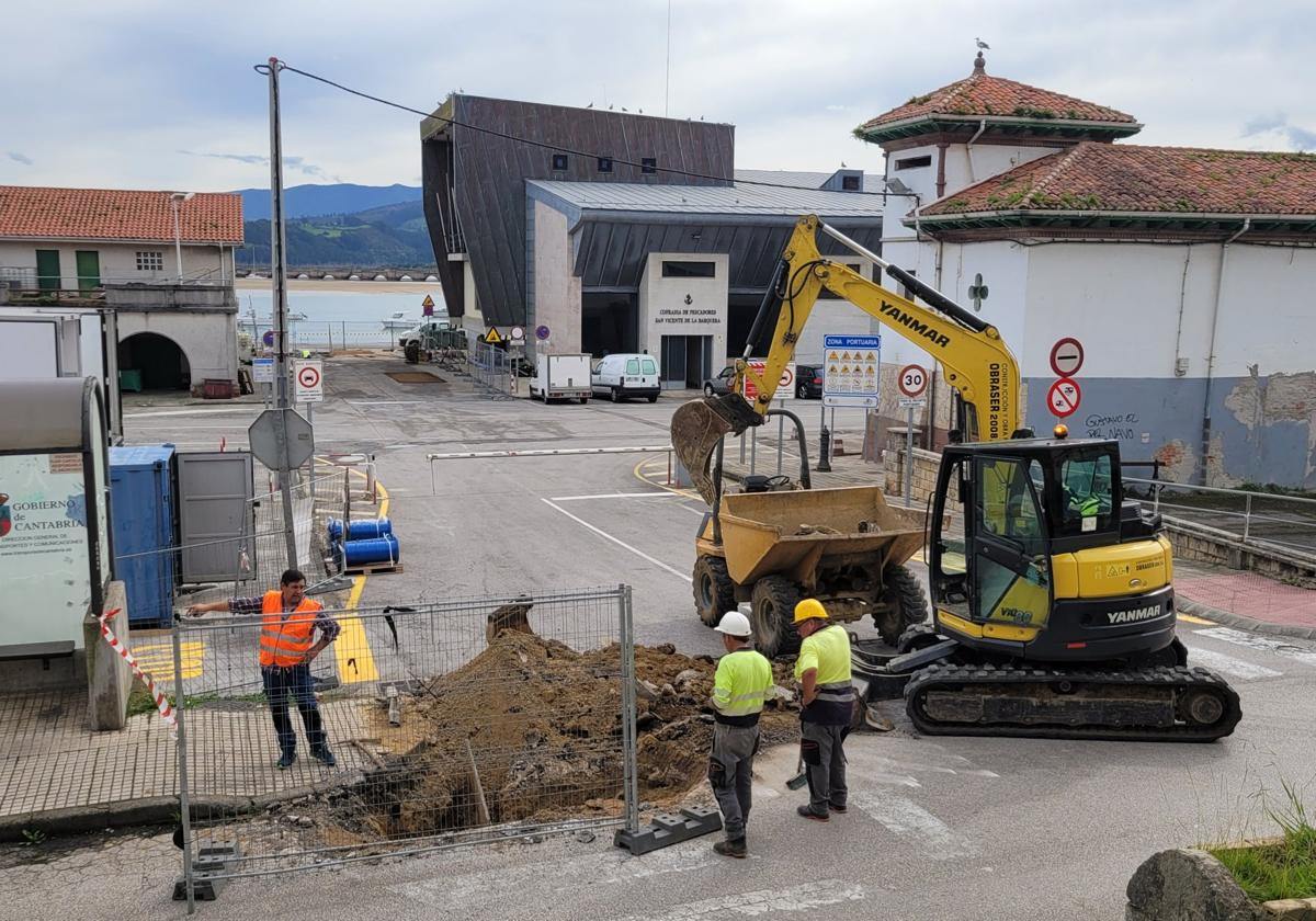 Obras de instalación de la nueva canalización en el barrio de La Barquera.