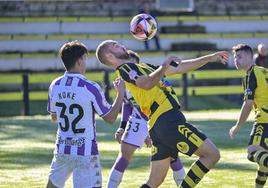 Cañizo, del Cayón, se prepara para cabecear el balón