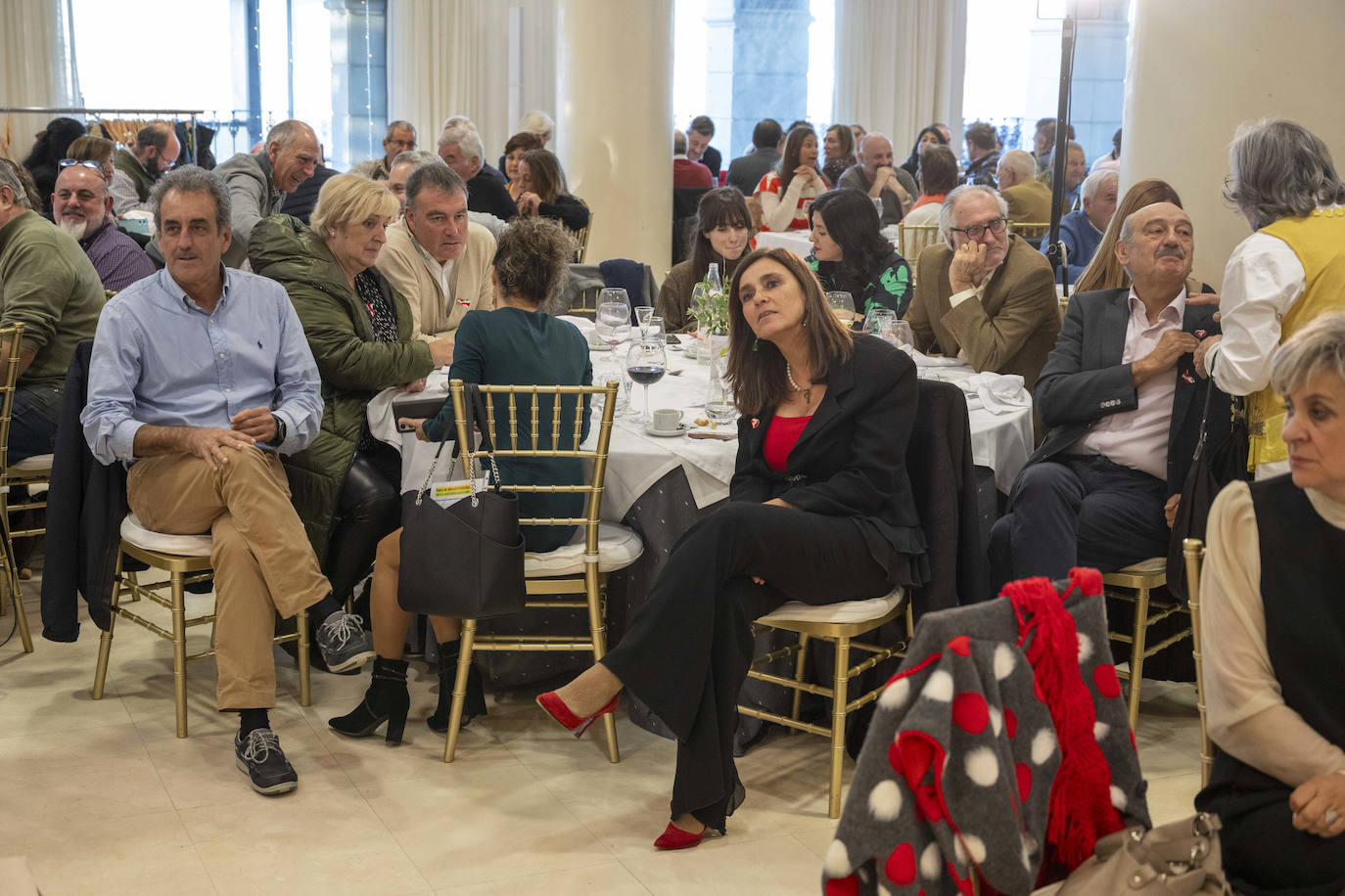 Paula Fernández, atenta a las palabras del expresidente. En su mesa estaban también el expresidente del Puerto, Francisco Martín, el exdiputado Mazón y la actual alcaldesa de Molledo, Verónica Mantecón.