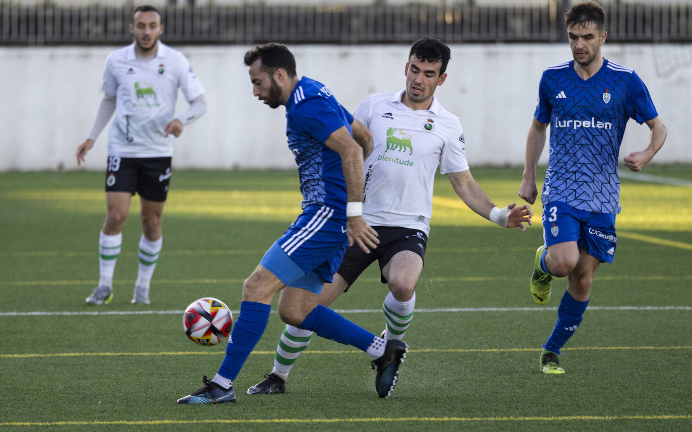 Jorrín intenta robar el balón a un jugador del equipo visitante