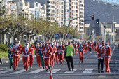 1.300 papanoeles y elfos tiñen de rojo y verde el Paseo de Pereda