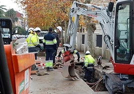 Trabajos de reparación de la tubería en una de las aceras.