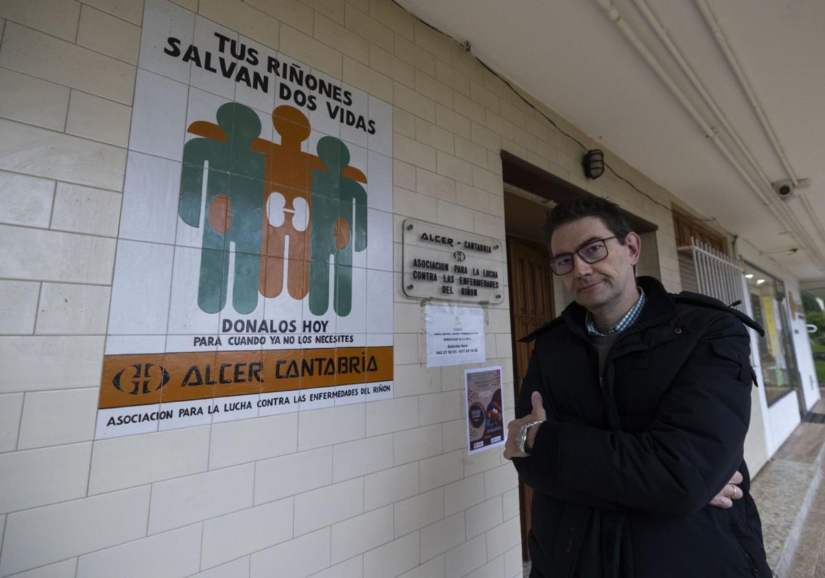 Jesús Gómez, presidente de Alcer Cantabria, en la sede de la asociación en Santander.