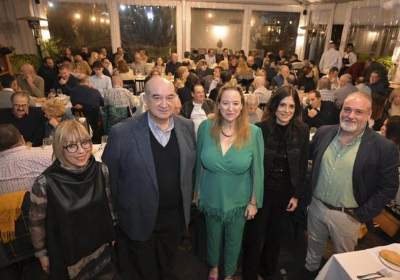 Natividad Pérez, Emilio del Valle, Leticia Díaz, Laura Velasco y Roberto García, en la cena de Navidad.