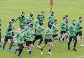 Los jugadores del Racing, en una sesión de entrenamiento en las Instalaciones Nando Yosu.