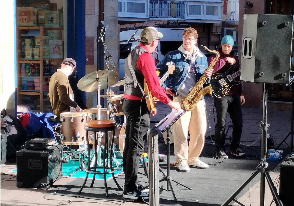 El grupo 'Cuarteto de Jazz' actuando en directo en una de las calles de Cabezón.