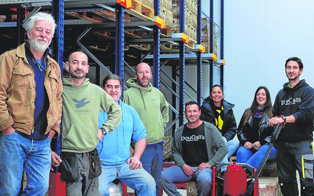 Equipo de la cervecera cántabra en cabezado por Andrew Dougall y Kike Cacicedo.