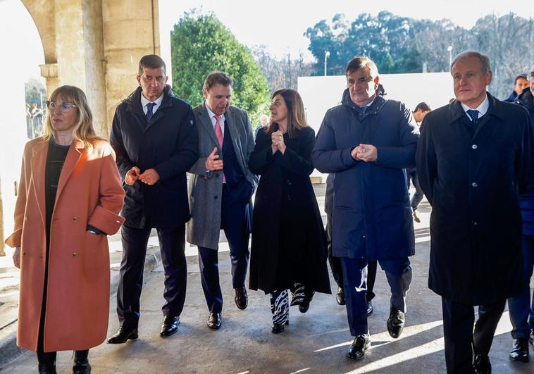 Buruaga, en el centro, junto a las autoridades políticas y responsables del proyecto.