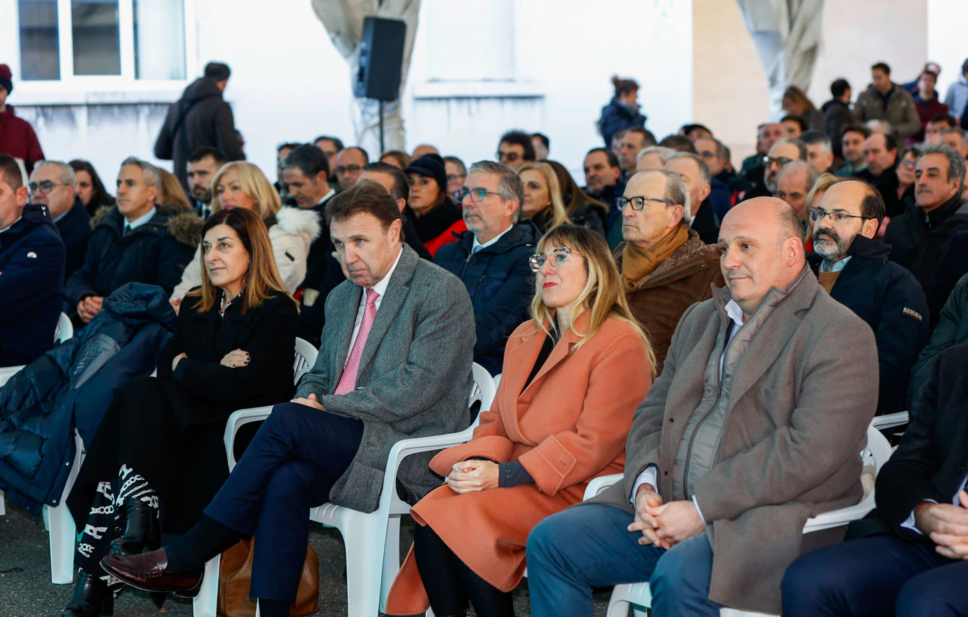 La presidenta de Cantabria junto al presidente de Copsesa y la delegada del Go0bierno. Entre los asistentes tambien Pablo Zuloaga, Javier López Marcano y César Díaz