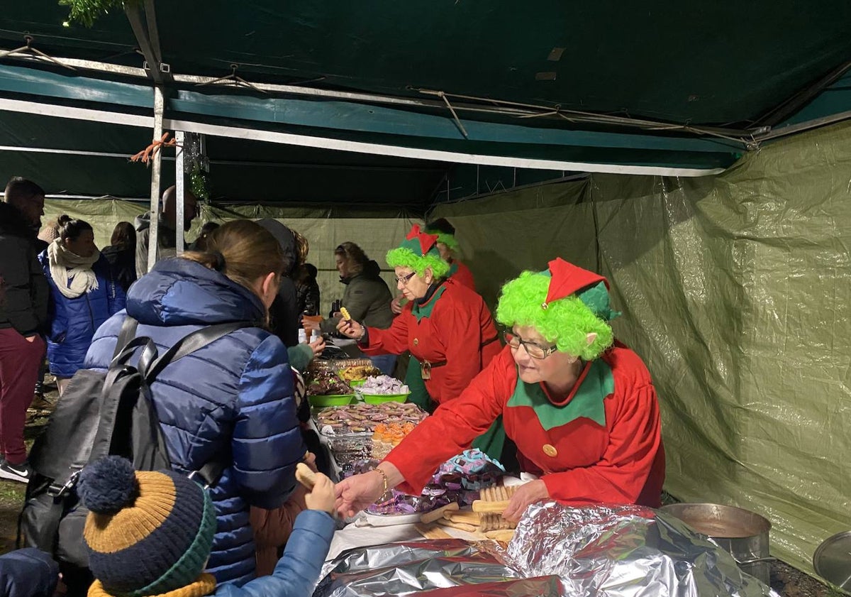 Imagen principal - La celebración contó con toda clase de detalles y personajes navideños.