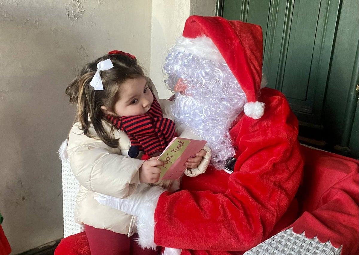 Imagen secundaria 1 - La celebración contó con toda clase de detalles y personajes navideños.