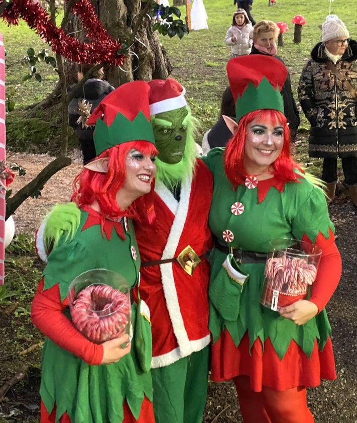 Imagen secundaria 2 - La celebración contó con toda clase de detalles y personajes navideños.