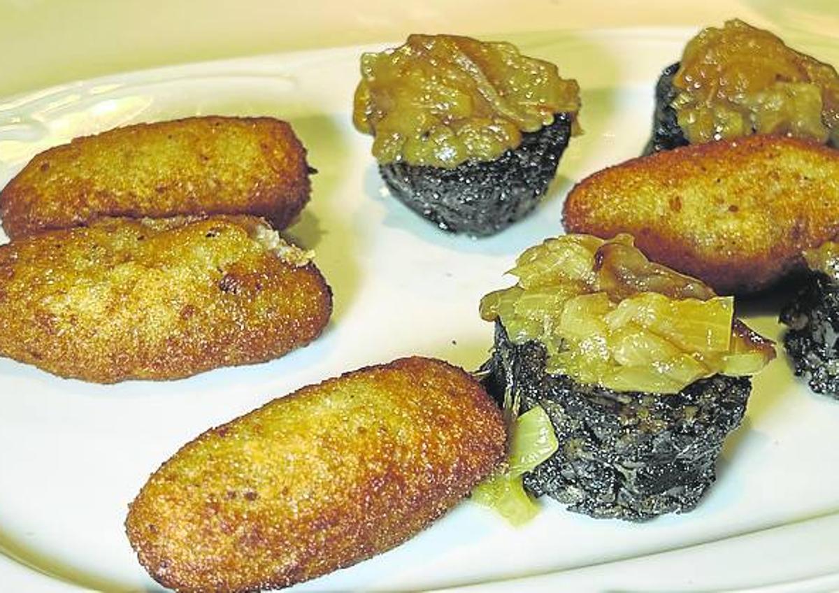 Imagen secundaria 1 - Arriba, cuarto delantero del lechazo, con su costillar. Abajo, croquetas caseras de carne y morcilla de Aranda, y Níscalos de temporada al horno. 