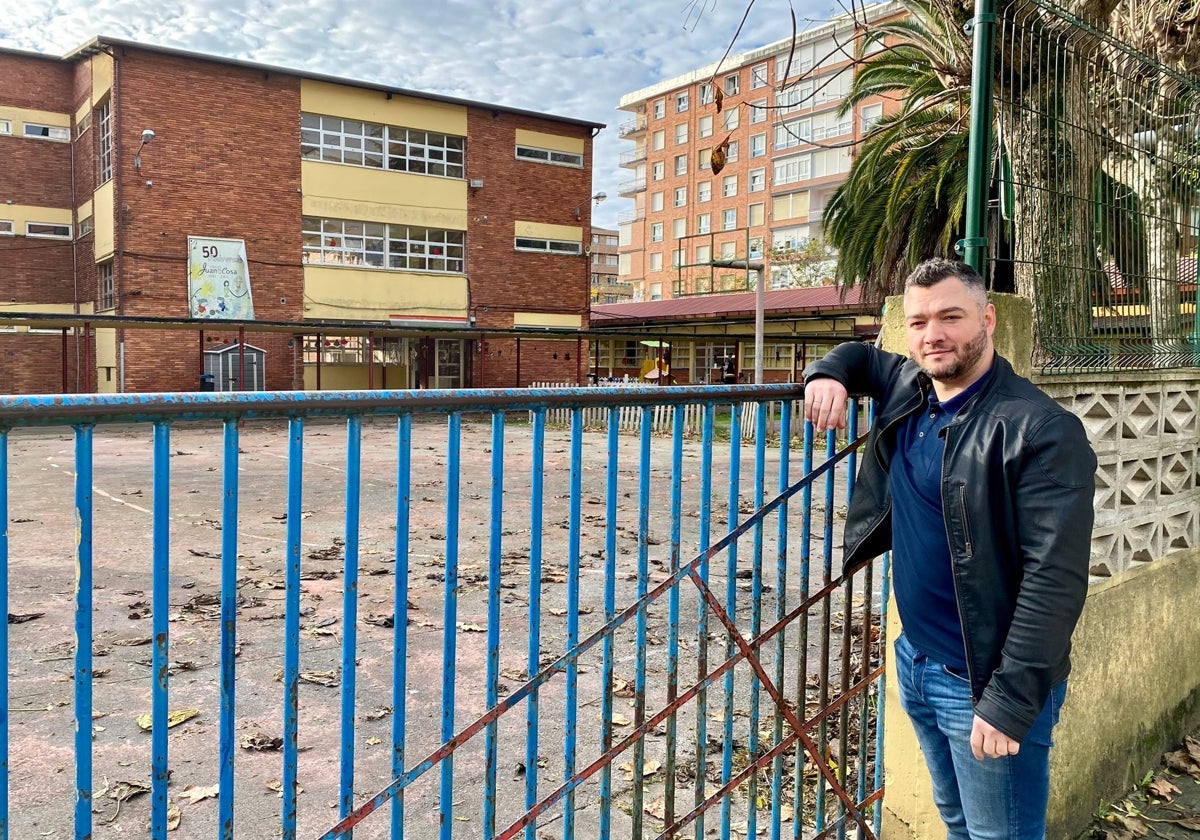 El regionalista Ismael Monje, ante el colegio Juan de la Cosa de Santoña.