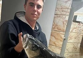 Víctor Villegas, con su inmenso ejemplar de lubina.