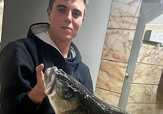 Víctor Villegas, con su inmenso ejemplar de lubina.