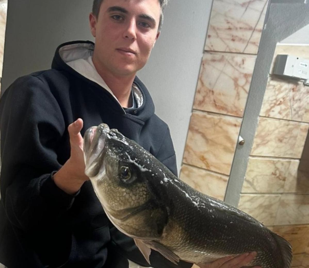 Víctor Villegas, con su inmenso ejemplar de lubina.