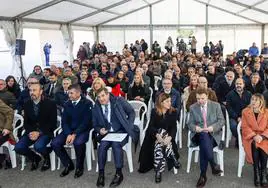 Autoridades politicas y empresariales, en la presentación del proyecto el lunes en Sniace.