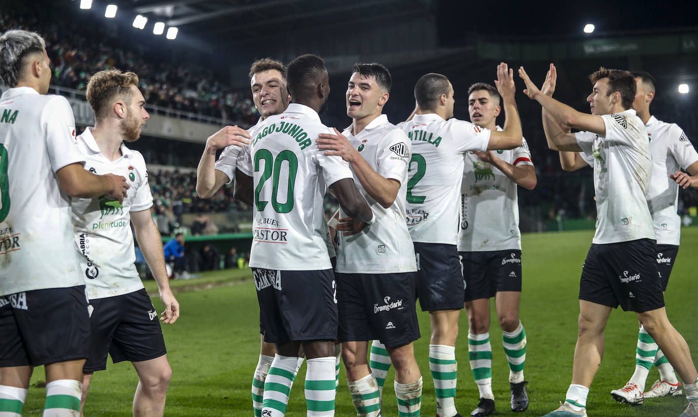 La plantilla celebra la última victoria del año en El Sardinero. 